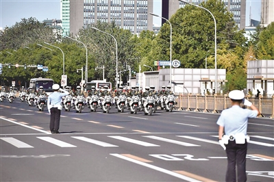 9月8日上午，國家勛章和國家榮譽稱號獲得者乘坐禮賓車從住地出發(fā)，在國賓護衛(wèi)隊的護衛(wèi)下，前往人民大會堂。全國抗擊新冠肺炎疫情表彰大會于9月8日上午10時在北京人民大會堂隆重舉行。新華社記者 陳益宸 攝