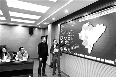 重慶市大足區(qū)紀(jì)委監(jiān)委通過“黨員干部親屬涉權(quán)事項(xiàng)公開制度大數(shù)據(jù)平臺(tái)”，加強(qiáng)扶貧資金監(jiān)管力度，全程動(dòng)態(tài)監(jiān)管扶貧資金安排使用情況。圖為該區(qū)紀(jì)檢監(jiān)察干部梳理并查擺問題線索。涂堯 攝