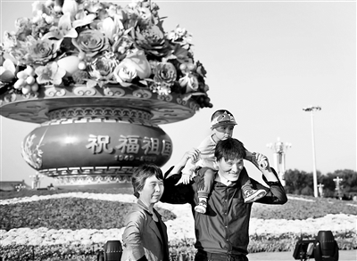 近日，游客在天安門廣場“祝福祖國”大花籃前拍照留念。 新華社記者 陳鐘昊 攝