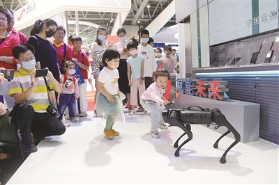 10月11日，第三屆數(shù)字中國建設(shè)成果展覽會在福州海峽國際會展中心啟動。圖為參觀者與智能巡檢機(jī)器狗互動。 （圖片來源：視覺中國）