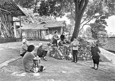 圖為貴州省黔東南州黃平縣紀檢監(jiān)察干部深入農戶，了解民生項目落實、民生資金撥付等情況。  （資料圖片）