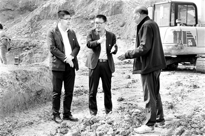 青海省各級(jí)紀(jì)檢監(jiān)察機(jī)關(guān)圍繞東西部扶貧協(xié)作項(xiàng)目進(jìn)度及資金撥付使用情況開(kāi)展監(jiān)督檢查，確保項(xiàng)目資金用到實(shí)處。圖為西寧市湟中區(qū)紀(jì)委監(jiān)委干部深入土門(mén)關(guān)鄉(xiāng)王溝爾村易地扶貧搬遷項(xiàng)目點(diǎn)現(xiàn)場(chǎng)督查。 張海東 攝