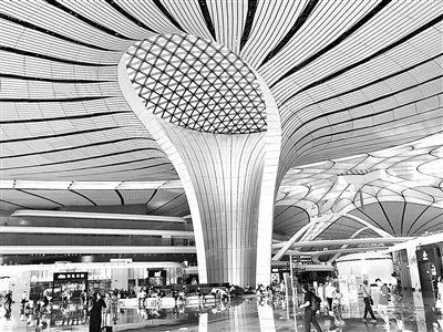 擁有世界規(guī)模最大的單體機場航站樓的北京大興國際機場，被譽為“世界級工程奇跡”。建成一年來，機場客流量突破1000萬人次。圖為2020年9月12日，旅客在機場內(nèi)穿行。（圖片來源：視覺中國）