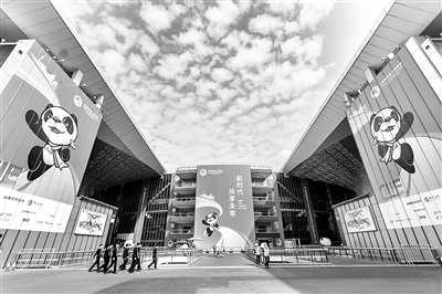 11月5日至10日，第三屆中國國際進(jìn)口博覽會將在上海舉辦。開幕在即，各項(xiàng)籌備工作已經(jīng)準(zhǔn)備就緒。圖為10月29日進(jìn)博會場館預(yù)覽。（圖片來源：人民視覺）