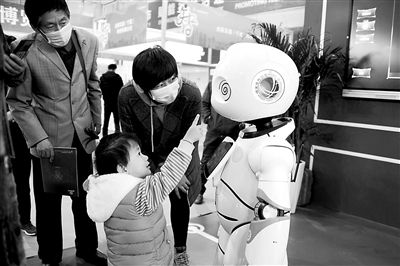 10月31日至11月5日，2020銀川國際智慧城市博覽會舉辦。此次博覽會以“創(chuàng)新智慧城市，賦能社會治理，推動高質(zhì)量發(fā)展”為主題，展示種種讓人們生活更美好的智慧成果。圖為博覽會吸引許多市民前來互動體驗。  （圖片來源：視覺中國）