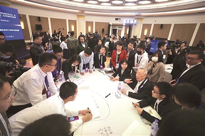 圖為在第三屆世界頂尖科學(xué)家論壇的“小科學(xué)家”論壇上，中科院院士謝友柏與小科學(xué)家們展開討論。  （資料圖片）