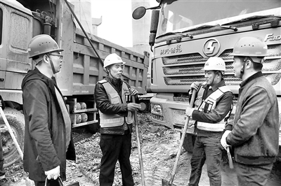 10月30日，石泉縣紀(jì)委監(jiān)委檢查組深入石寧高速公路施工現(xiàn)場(chǎng)，摸排了解工程建設(shè)礦產(chǎn)開發(fā)領(lǐng)域相關(guān)問題線索。  （石泉縣紀(jì)委監(jiān)委供圖）