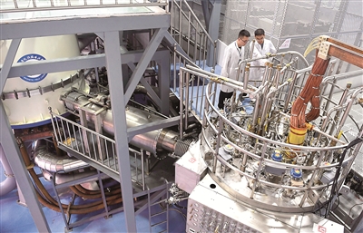 黨的十九屆五中全會(huì)提出，堅(jiān)持創(chuàng)新在我國現(xiàn)代化建設(shè)全局中的核心地位，把科技自立自強(qiáng)作為國家發(fā)展的戰(zhàn)略支撐。圖為科研人員在中科院合肥物質(zhì)科學(xué)研究院查看混合磁體裝置。  新華社記者 劉軍喜 攝