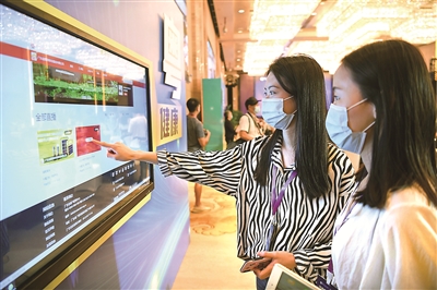 今年以來，隨著“六穩(wěn)”“六?！钡日叽胧┑纳钊雽?shí)施，國內(nèi)大循環(huán)為主體、國內(nèi)國際雙循環(huán)相互促進(jìn)的新發(fā)展格局持續(xù)推進(jìn)。圖為10月16日，在第128屆網(wǎng)上廣交會(huì)的線下雙循環(huán)貿(mào)易促進(jìn)活動(dòng)上，企業(yè)代表查閱廣交會(huì)網(wǎng)站頁面。 新華社記者 鄧華 攝