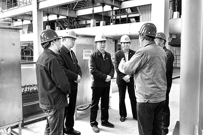 河南省鶴壁市紀(jì)檢監(jiān)察干部到企業(yè)調(diào)研，聽取企業(yè)意見建議，核實(shí)相關(guān)問題線索。 盧家杰 攝