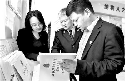 國(guó)家稅務(wù)總局南昌市稅務(wù)局黨委紀(jì)檢組強(qiáng)化減稅降費(fèi)稅收優(yōu)惠政策落實(shí)情況監(jiān)督，圖為該組紀(jì)檢干部到南昌縣稅務(wù)局小藍(lán)經(jīng)濟(jì)技術(shù)開發(fā)區(qū)稅務(wù)分局查閱臺(tái)賬，進(jìn)行監(jiān)督檢查。萬先榮 攝