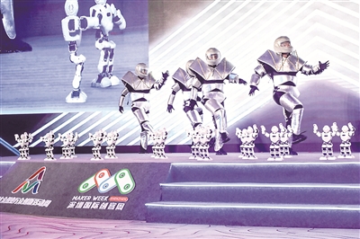 2020年10月15日下午，深圳一年一度的創(chuàng)客盛會——2020全國雙創(chuàng)周深圳活動暨第六屆深圳國際創(chuàng)客周在龍崗區(qū)星河WORLD拉開帷幕。圖為開場秀人機互動表演。 （圖片來源：人民視覺）