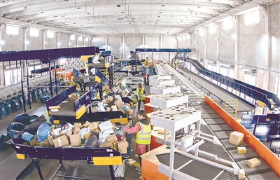 2020年11月10日，江蘇省海安市商貿(mào)物流產(chǎn)業(yè)園內(nèi)的快遞供配中心，工作人員正在智能化分揀設(shè)備上忙碌。今年各大電商平臺提前拉開“雙11”預(yù)售大幕，海安快遞供配中心日快遞量由每天10萬單左右猛增到每天30萬單左右，快遞企業(yè)通過新上智能分揀設(shè)備、增派人手、加強人員培訓(xùn)等，積極應(yīng)對物流高峰，確保快遞運營順暢。（圖片來源：視覺中國）