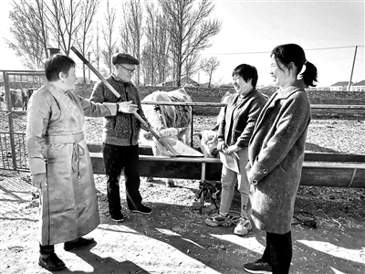 11月10日，內(nèi)蒙古自治區(qū)通遼市科爾沁左翼中旗紀(jì)委監(jiān)委核查組工作人員來到腰林毛都鎮(zhèn)，向群眾了解惠農(nóng)資金落實(shí)情況。韓梅靈 攝