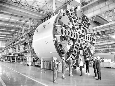 河南省各級紀(jì)檢監(jiān)察機(jī)關(guān)圍繞黨中央重大決策部署，把落實“六穩(wěn)”“六保”作為政治監(jiān)督重要內(nèi)容，加強(qiáng)對重大企業(yè)項目建設(shè)的監(jiān)督檢查。圖為鄭州經(jīng)開區(qū)紀(jì)檢監(jiān)察工委干部在中鐵工程裝備集團(tuán)有限公司，實地了解車間建設(shè)生產(chǎn)情況和相關(guān)企業(yè)扶持政策落實情況。陳經(jīng)斌 攝