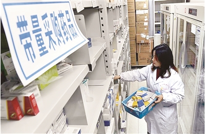 國(guó)家集中帶量采購(gòu)以合同方式明確藥品采購(gòu)的數(shù)量，把中間所有銷售費(fèi)用節(jié)省下來，能夠顯著降低群眾看病負(fù)擔(dān)。  （圖片來源：人民網(wǎng)）