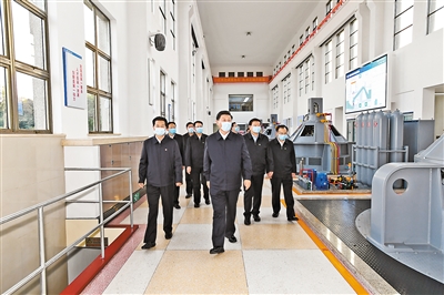 11月12日至13日，中共中央總書記、國家主席、中央軍委主席習(xí)近平在江蘇考察。這是13日下午，習(xí)近平在揚州市江都水利樞紐第四抽水站，察看抽水泵運行情況。 新華社記者 謝環(huán)馳 攝