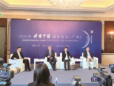 11月20日，2020年“讀懂中國”國際會議（廣州）召開“文化強(qiáng)國建設(shè)與灣區(qū)文化綜合實(shí)力提升”主題專訪。圖為相關(guān)專家學(xué)者出席活動并接受媒體采訪。  楊文佳 攝