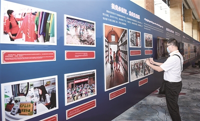 11月20日，作為2020年“讀懂中國”國際會議（廣州）的活動之一，“全面小康和脫貧攻堅(jiān)的中國實(shí)踐與世界貢獻(xiàn)”主題展覽在廣州開幕。圖為當(dāng)日，嘉賓參觀展覽。  新華社記者 鄧華 攝