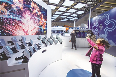 圖為11月22日，觀眾在“互聯(lián)網(wǎng)之光”博覽會(huì)體驗(yàn)中興通訊帶來的“5G+AI音樂指揮家”。  （圖片來源：視覺中國）
