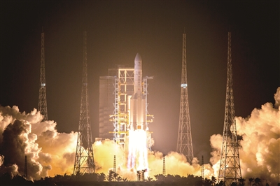 11月24日，我國在中國文昌航天發(fā)射場，用長征五號遙五運載火箭成功發(fā)射探月工程嫦娥五號探測器。圖為長征五號遙五運載火箭發(fā)射場景。（圖片來源：視覺中國）