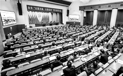 11月13日，北京召開(kāi)全市“以案為鑒、以案促改”警示教育大會(huì)，13000余名正處職以上干部接受警示教育。戴兵 攝