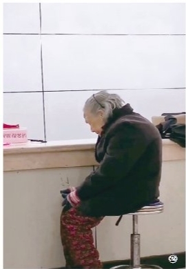 圖②：11月23日，湖北省秭歸縣茅坪鎮(zhèn)一名老人冒雨到西楚社區(qū)用現(xiàn)金交醫(yī)保被拒引發(fā)關注。相關視頻中，社區(qū)工作人員告訴老人“不收現(xiàn)金，要么告訴親戚，要么你自己在手機上支付”。11月24日，當事工作人員回應，視頻只截取了一段，當時老人沒有相關證件，后聯(lián)系她的子女幫其繳費，同時安排工作人員將老人送回。