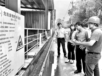 江蘇省無(wú)錫市濱湖區(qū)紀(jì)委監(jiān)委工作人員對(duì)違法違規(guī)“小化工”專(zhuān)項(xiàng)整治反饋問(wèn)題整改情況開(kāi)展明察暗訪(fǎng)。攝影/賈晟（濱湖區(qū)紀(jì)委監(jiān)委干部）