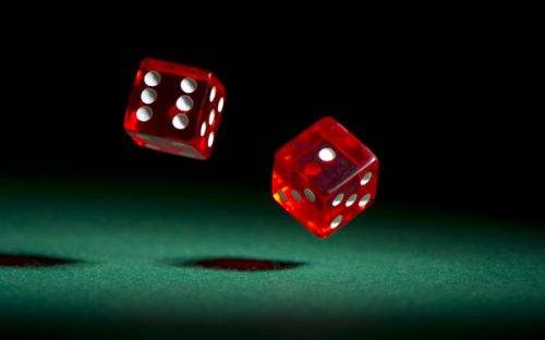 借打牌之名權(quán)錢交易 牌桌成為利益輸送通道 只贏不輸?shù)馁€局