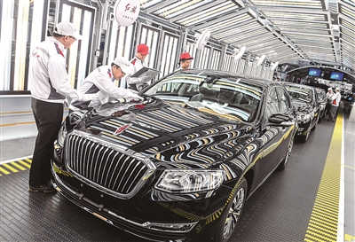 左圖：近年來，一汽紅旗不斷加大技術(shù)創(chuàng)新投入，加速突破關(guān)鍵“卡脖子”技術(shù)，創(chuàng)新驅(qū)動(dòng)紅旗品質(zhì)全面提升，帶動(dòng)銷量快速增長(zhǎng)。圖為工人在一汽紅旗總裝車間內(nèi)進(jìn)行車輛靜檢作業(yè)。 新華社記者 許暢 攝