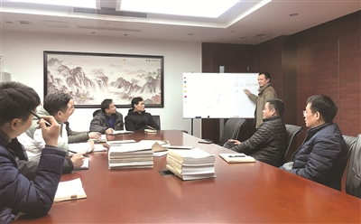 圖為中國銀保監(jiān)會福建監(jiān)管局原黨委書記、局長亓新政案專案組的工作人員在會商有關(guān)案情。  朱婧 攝