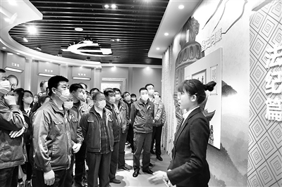 圖為天津市東麗區(qū)紀(jì)委監(jiān)委組織全區(qū)各單位及駐區(qū)國(guó)企、高校參觀東麗區(qū)警示教育基地。 吉光華 攝