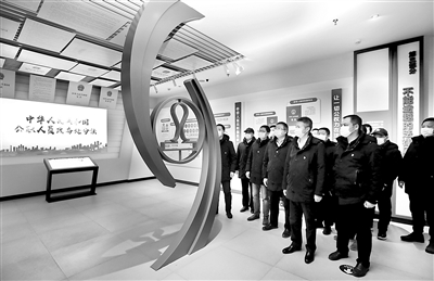 圖為12月17日，中國(guó)船舶集團(tuán)第七〇九研究所黨員干部到湖北省黨風(fēng)廉政警示教育基地開展警示教育活動(dòng)。王卓 攝