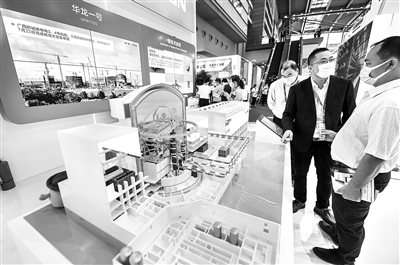 發(fā)揮新型舉國體制優(yōu)勢，增強(qiáng)科技創(chuàng)新活力，積極回應(yīng)經(jīng)濟(jì)社會對科技發(fā)展提出的新要求，把創(chuàng)新驅(qū)動(dòng)發(fā)展落到實(shí)處。圖為參觀者在第二十二屆中國國際高新技術(shù)成果交易會上了解我國自主三代核電技術(shù)“華龍一號”。 新華社記者 毛思倩 攝