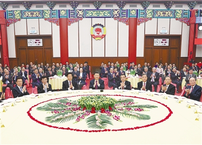 12月31日，全國政協(xié)在北京舉行新年茶話會。黨和國家領導人習近平、李克強、栗戰(zhàn)書、汪洋、王滬寧、趙樂際、韓正、王岐山出席茶話會并觀看演出。 新華社記者 鞠鵬 攝