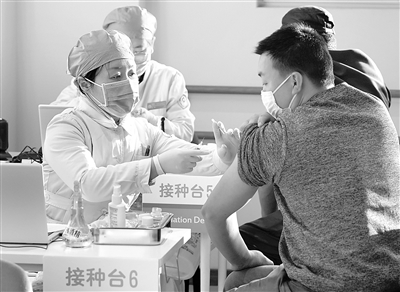 1月3日，在位于北京市西城區(qū)廣安門外街道紅蓮社區(qū)衛(wèi)生服務(wù)站的接種點(diǎn)，醫(yī)護(hù)人員為接種人員注射疫苗。 新華社記者 張晨霖 攝