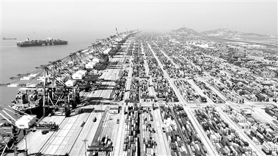 以國內(nèi)大循環(huán)為主體、國內(nèi)國際雙循環(huán)相互促進，中國正在構(gòu)建新發(fā)展格局，為世界經(jīng)濟復(fù)蘇注入更多動力。圖為繁忙的上海洋山港集裝箱碼頭。 新華社記者 丁汀 攝