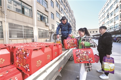 浙江省諸暨市人社局等部門近日聯(lián)合多家企業(yè)共同推出愛崗敬業(yè)紅包、年貨大禮包、安排錯峰休假等舉措，倡導(dǎo)外地員工留在諸暨過年。圖為一家公司工作人員正在準(zhǔn)備向外地員工發(fā)放過年禮包。 新華社記者 徐昱 攝