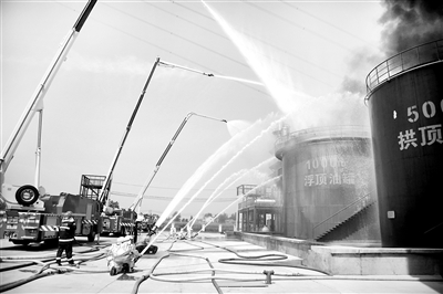 江蘇響水“3·21”特別重大爆炸事故發(fā)生后，江蘇省積極完善生產(chǎn)安全法規(guī)制度，建立安全隱患排查和安全預(yù)防控制體系，防范化解重大生產(chǎn)安全風(fēng)險(xiǎn)，遏制重特大事故發(fā)生。圖為江蘇省揚(yáng)州市舉行化工場所滅火救援演練。 新華社發(fā)（孟德龍 攝）