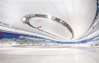 國家速滑館“冰絲帶”是全球首個采用二氧化碳跨臨界直冷制冰系統(tǒng)的冬奧會速滑場館，這項技術(shù)是目前世界上最環(huán)保、最先進的二氧化碳制冰技術(shù)，能夠?qū)崿F(xiàn)冰面溫度差不超過0.5攝氏度。圖為1月22日拍攝的“冰絲帶”完成首次制冰后內(nèi)景。 （圖片來源：視覺中國）