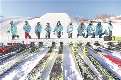 1月31日，河北省張家口市組織開展“相約北京”系列冬季體育賽事張家口賽區(qū)測試活動實戰(zhàn)演練。圖為參加演練團隊在崇禮區(qū)云頂滑雪公園進行熱身運動。 （圖片來源：視覺中國）