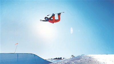 1月30日，中國單板滑雪U型場地運動員劉佳宇在進行冬奧備戰(zhàn)訓(xùn)練。 （中國單板U型場地隊供圖）