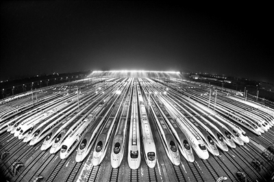 近年來，我國堅持和運用系統(tǒng)觀念，努力破解發(fā)展難題、厚植發(fā)展優(yōu)勢，一系列交通、水利等重大工程在大江南北落成投用，推動中國經(jīng)濟高質(zhì)量發(fā)展不斷取得新成就。圖為動車組?？吭谖錆h動車段的存車線上，準備進行檢修和保溫作業(yè)。新華社記者 肖藝九 攝