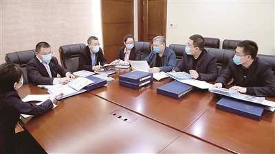 圖為黑龍江省紀委監(jiān)委追逃追贓室相關辦案人員正在研究追逃追贓方案。 趙新宇 攝