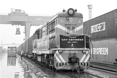 中歐班列不僅帶動(dòng)了疫情形勢(shì)下“一帶一路”沿線國(guó)家的經(jīng)貿(mào)往來(lái)，而且為維護(hù)全球供應(yīng)鏈穩(wěn)定、促進(jìn)國(guó)內(nèi)國(guó)際雙循環(huán)發(fā)揮了重要作用。今年春節(jié)中歐班列一如往常繁忙，圖為2021年2月12日，滿載防疫物資等出口貨物的X8026/5次班列從浙江金華南站啟程，穿越11500多公里，奔赴法國(guó)杜爾日。 （圖片來(lái)源：人民視覺(jué)）