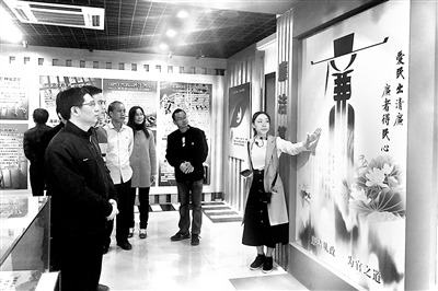 廣西壯族自治區(qū)各級紀檢監(jiān)察機關帶頭旗幟鮮明講政治，深入推進黨風廉政建設和反腐敗斗爭。圖為鹿寨縣紀委監(jiān)委組織黨員干部參觀警示教育基地，不斷提高黨員干部的政治判斷力、政治領悟力、政治執(zhí)行力。 陸軒 攝