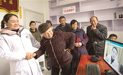 地處大別山腹地的安徽省金寨縣大灣村率先在全省開通5G遠程醫(yī)療會診功能，住在深山的農村群眾可及時享受到優(yōu)質的醫(yī)療服務。圖為該村村民在村醫(yī)的幫助下向5G遠程醫(yī)療會診專家講述病情。新華社發(fā)（陳力 攝）
