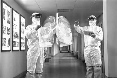 疫情期間，武漢協(xié)和醫(yī)院醫(yī)務(wù)人員通過混合現(xiàn)實(shí)技術(shù)觀察新冠肺炎患者肺部病變情況。圖為醫(yī)務(wù)人員通過手勢在空中移動、旋轉(zhuǎn)、縮放圖像，看到特殊顏色標(biāo)注出來的病變部位。陳勇 攝