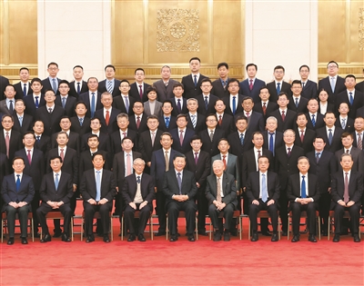 2月22日，黨和國(guó)家領(lǐng)導(dǎo)人習(xí)近平、李克強(qiáng)、栗戰(zhàn)書、汪洋、王滬寧、趙樂(lè)際、韓正等在北京人民大會(huì)堂會(huì)見探月工程嫦娥五號(hào)任務(wù)參研參試人員代表并參觀月球樣品和探月工程成果展覽。這是習(xí)近平等會(huì)見探月工程嫦娥五號(hào)任務(wù)參研參試人員代表。新華社記者 王曄 攝