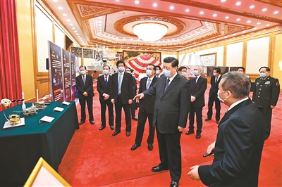 2月22日，黨和國(guó)家領(lǐng)導(dǎo)人習(xí)近平、李克強(qiáng)、栗戰(zhàn)書、汪洋、王滬寧、趙樂(lè)際、韓正等在北京人民大會(huì)堂會(huì)見探月工程嫦娥五號(hào)任務(wù)參研參試人員代表并參觀月球樣品和探月工程成果展覽。這是習(xí)近平等在人民大會(huì)堂東大廳參觀月球樣品和探月工程成果展覽。新華社記者 李學(xué)仁 攝